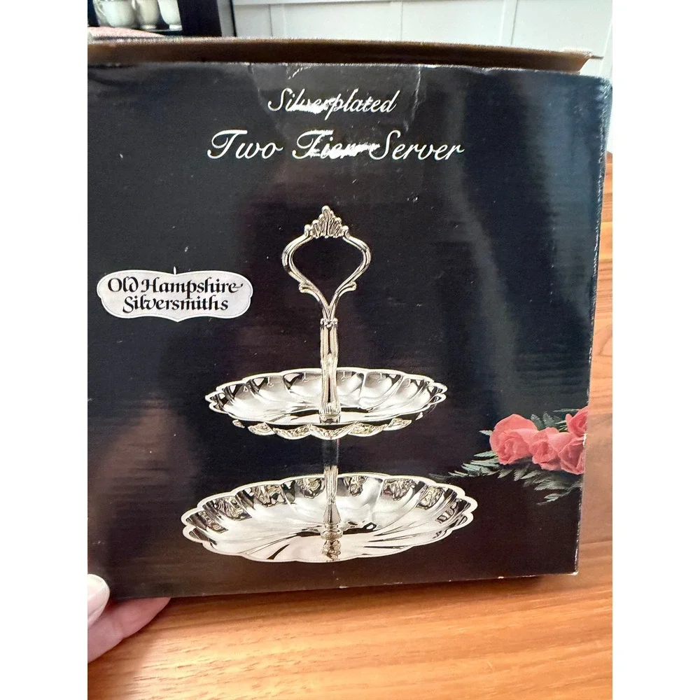 Old Hampshire Silversmiths Two Tier Server Silverplated Scalloped Edge New